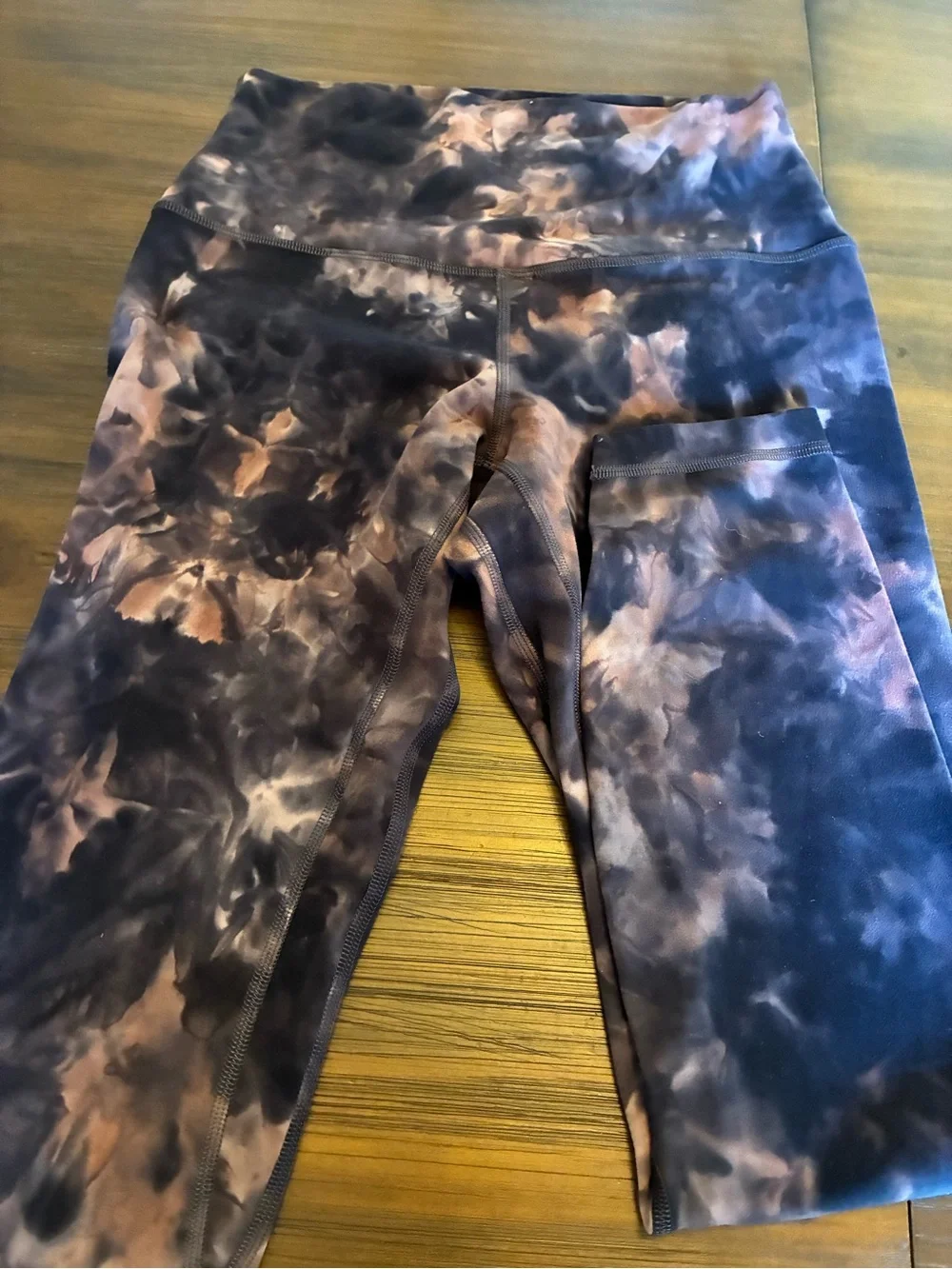 lululemon athletica women’s Black and Purple Tie-Dye Athletic leggings.